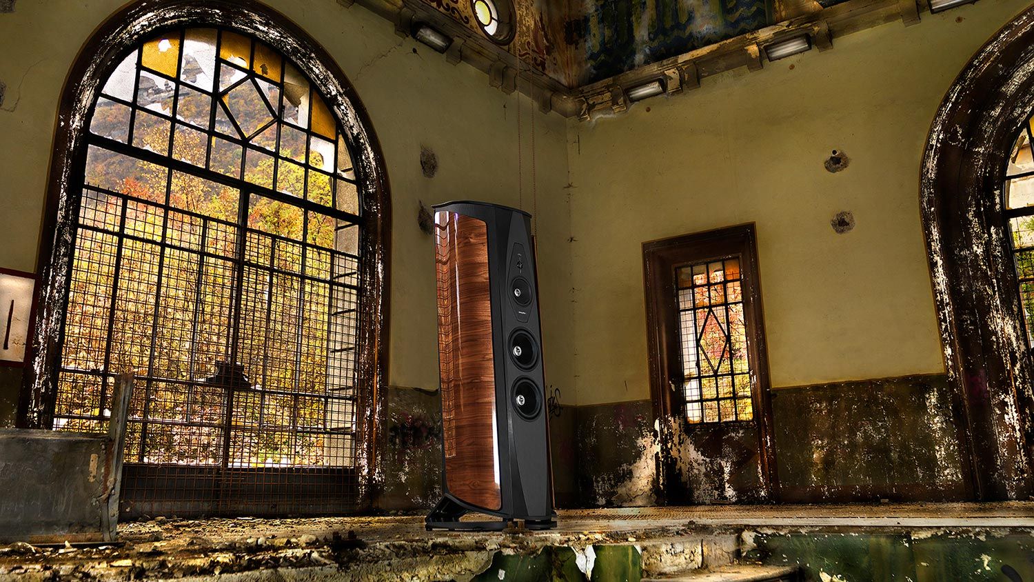 Floor standing speaker and subwoofer placed in a modern living room